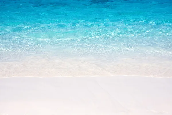 Fala morza na plaży piaskowej — Zdjęcie stockowe
