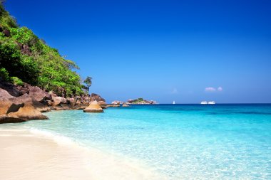 tropikal beyaz kum plaj arainst mavi gökyüzü. similan Adaları, tha