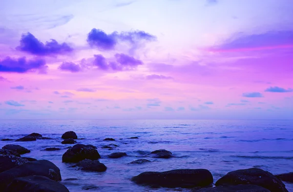 Dramatische zonsondergang op het strand — Stockfoto