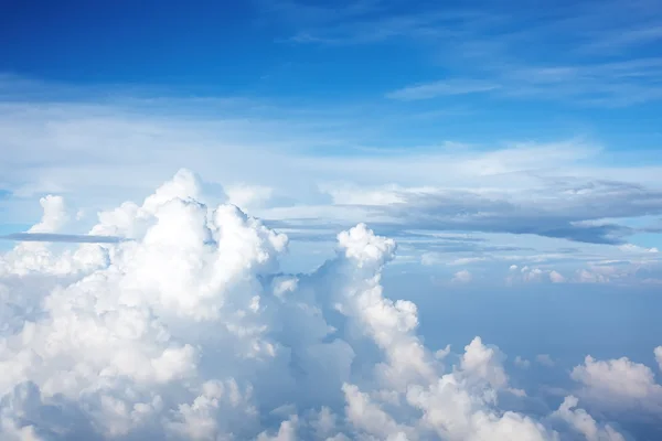 Blå himmel med moln — Stockfoto