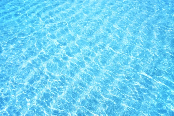 Brilhando fundo ondulação água azul — Fotografia de Stock