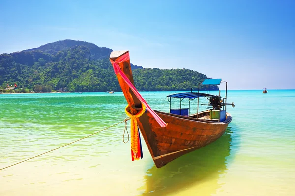 Traditionelles hölzernes Boot auf der Insel Phi Phi, Thailand — Stockfoto