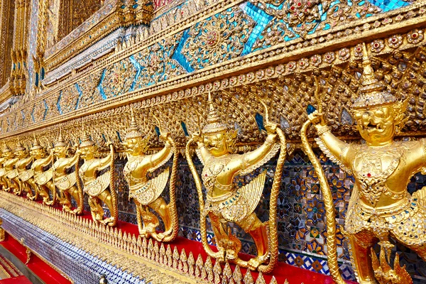 Zlatá socha na wat phra kaew, Chrám smaragdového Budhy. Th — ストック写真