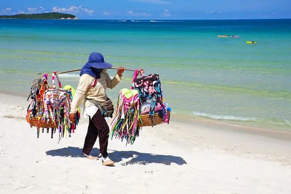 Thai woman selling beachwear at beach in Koh Samui, Thailand. — Stock Photo, Image