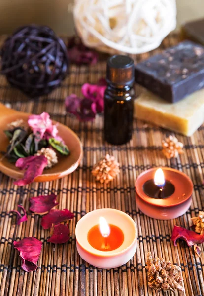 Wellness mit natürlichem Badesalz, Kerzen, Seife, Handtüchern und Blütenblättern — Stockfoto