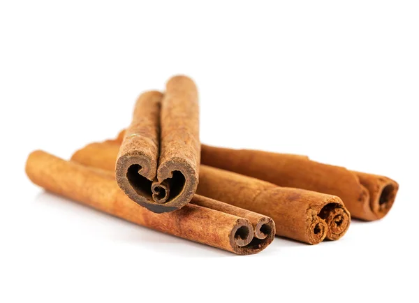 Palitos de canela aislados sobre fondo blanco —  Fotos de Stock