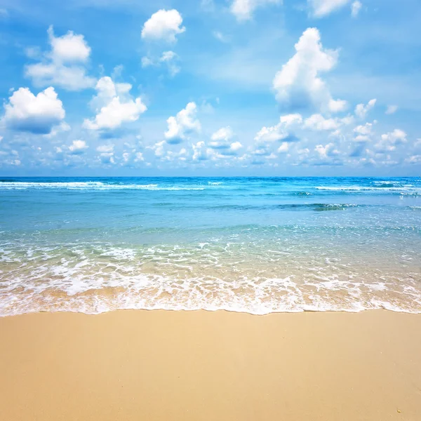 Vague de la mer sur la plage de sable — Photo