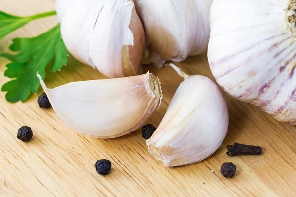 Garlic with parsley leaves — Stock Photo, Image