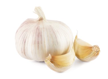 Beyaz arka planda sarımsak