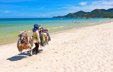 Taylandlı kadın satan Beachwear Beach koh Samui, Tayland.