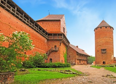 ortaçağ kalesi kalıntıları ediyor