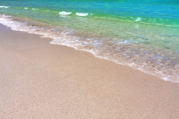 Vague de la mer sur la plage de sable — Photo