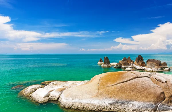 Schöne Steine am lamai beach, koh samui, thailand — Stockfoto