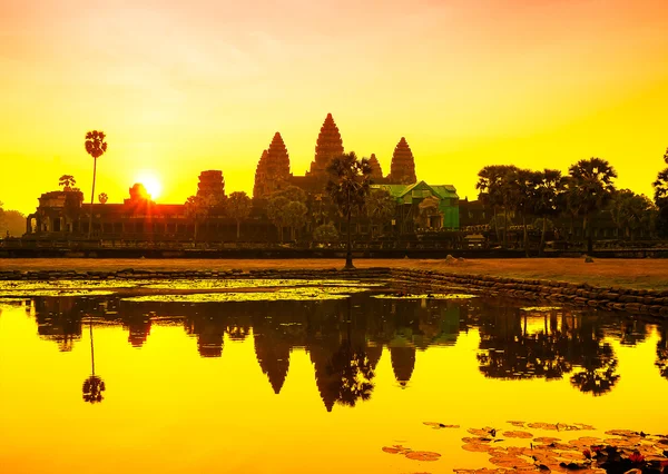 Angkor wat zonsopgang aan siem oogsten. Cambodja — Stockfoto