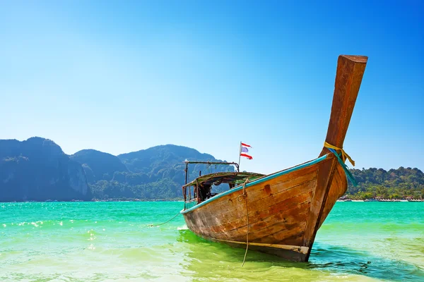 Langes Boot und tropischer Strand, Thailand — Stockfoto
