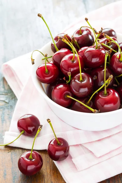 Cerises rouges fraîches dans un bol — Photo