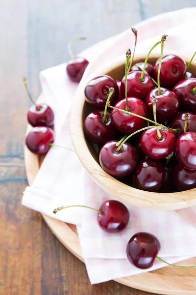 Cerezas rojas frescas en tazón — Foto de Stock