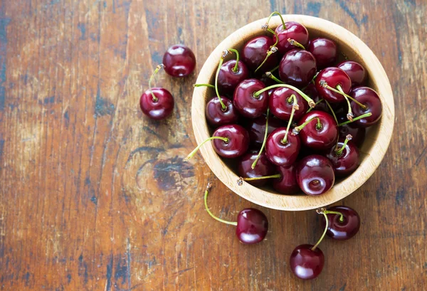 Fresh red cherries in bowl — Stock Photo, Image