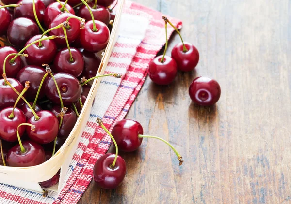 Cerezas rojas frescas en tazón — Foto de Stock