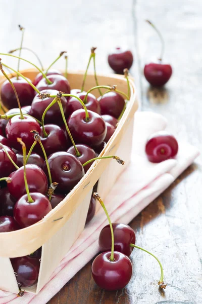 Cerises rouges fraîches dans un bol — Photo