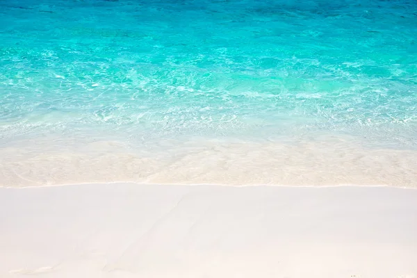 Onda do mar na praia de areia — Fotografia de Stock