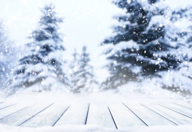 Köknar ağaçları ile kış güneşli manzara ahşap masa üst. Mutlu Noeller ve mutlu Yeni Yıl tebrik arka plan. Kar ve noel ağaçları ile kış manzara.  