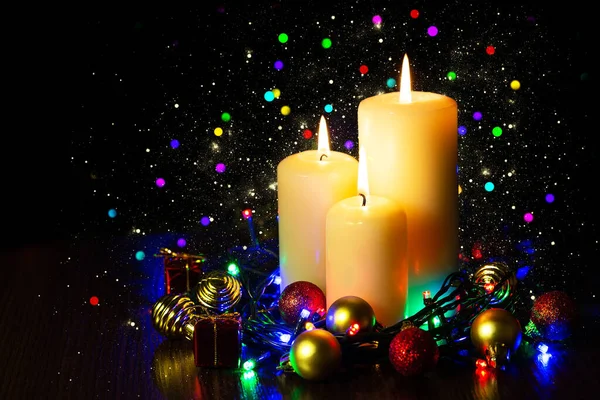 Tarjeta Navideña Con Tres Velas Encendidas Adornos Decoración Navideña Con —  Fotos de Stock