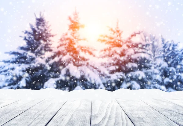 モミの木と冬の日当たりの良い風景上の木製のテーブルトップ メリークリスマスと幸せな新年の挨拶の背景 雪とクリスマスツリーの冬の風景 — ストック写真