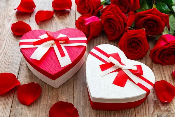 Ramo Hermosas Rosas Rojas Sobre Fondo Madera Con Caja Regalo — Foto de Stock