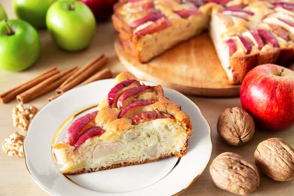 Stuk Van Een Lekkere Appeltaart Een Wit Bord Herfst Bakconcept — Stockfoto