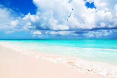Punta Cana, Dominik Cumhuriyeti 'ndeki kumsal dalgası. Tatil tatili arka plan duvar kağıdı. Güzel tropikal plaj manzarası.
