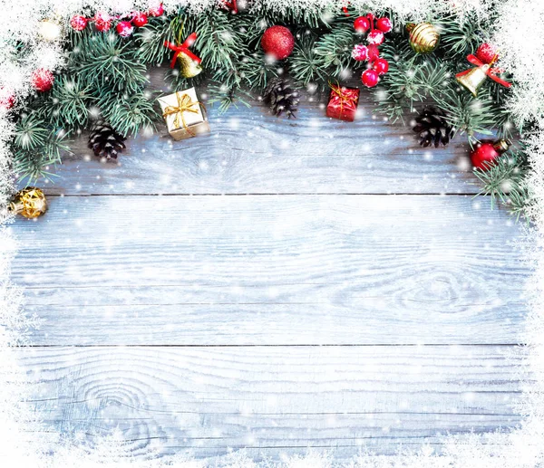 Ramos Abeto Natal Com Brinquedos Velha Mesa Madeira Com Luz — Fotografia de Stock