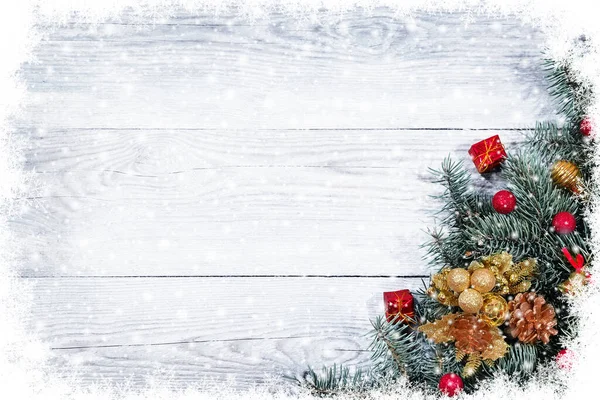 クリスマスモミの木の枝には 古い木製のテーブルの上におもちゃがあります 美しいクリスマスの背景 — ストック写真
