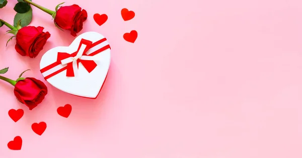 红色玫瑰和粉色背景的礼品盒 爱忏悔 情人节的庆祝活动 红丝带和玫瑰心形礼盒 情人节 周年纪念日 母亲节和生日问候 复制空间 顶视图 — 图库照片