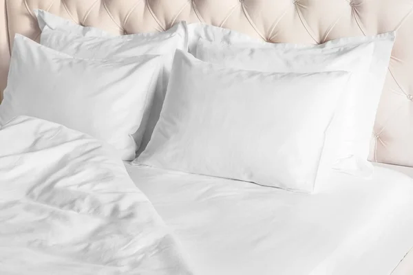 Schlafzimmer Mit Bett Und Weißer Bettwäsche Weiße Kissen Bettdecke Und — Stockfoto