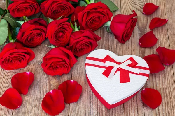 Ramo Hermosas Rosas Rojas Sobre Fondo Madera Con Caja Regalo —  Fotos de Stock