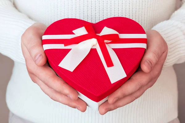 Boîte Cadeau Forme Coeur Rouge Avec Arc Blanc Dans Les — Photo