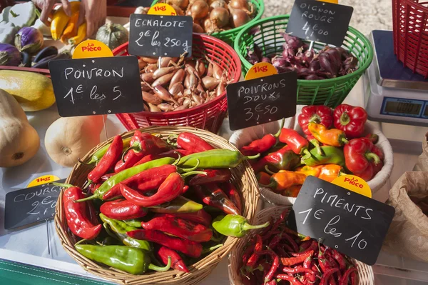 Peppers on a farm stand — Stock Photo, Image
