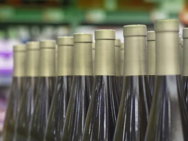 Біле вино пляшки — стокове фото