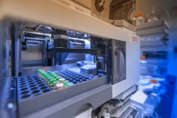 Оборудование биотехнологической лаборатории — стоковое фото
