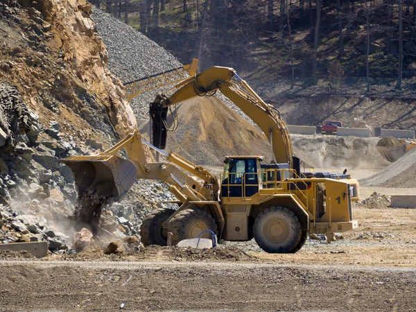 Pelle excavatrice creusant dans une gravière — Photo