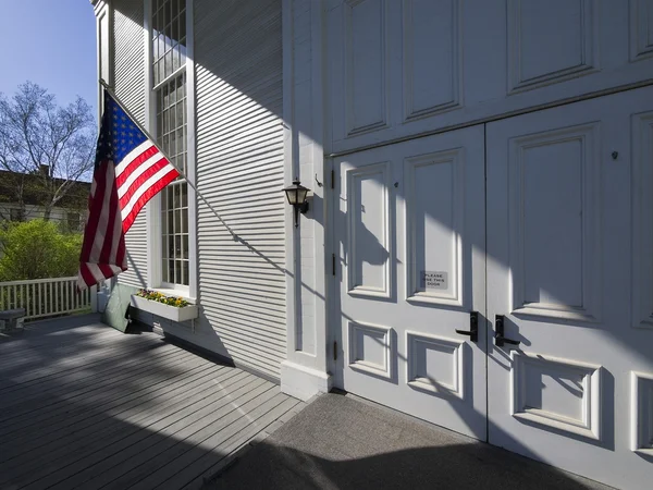 Drapeau américain sur le devant du bâtiment — Photo