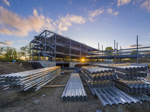 Baustelle für Geschäftshaus bei Sonnenuntergang Stockbild