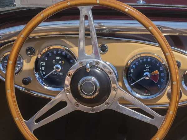 Deportes coche volante y tablero de instrumentos — Foto de Stock