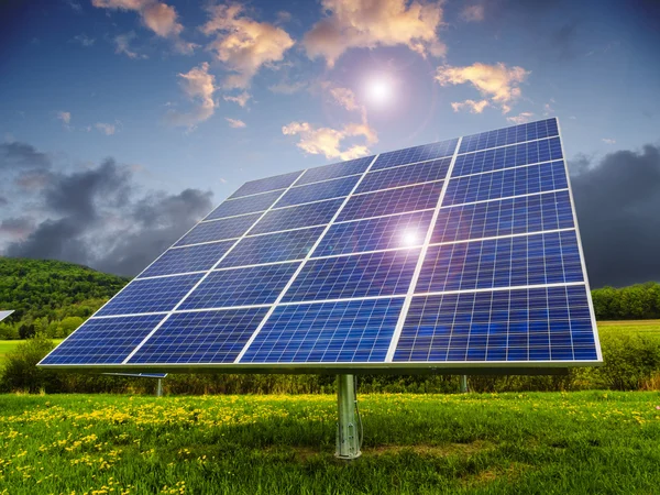 Paneles solares en el campo suburbano —  Fotos de Stock