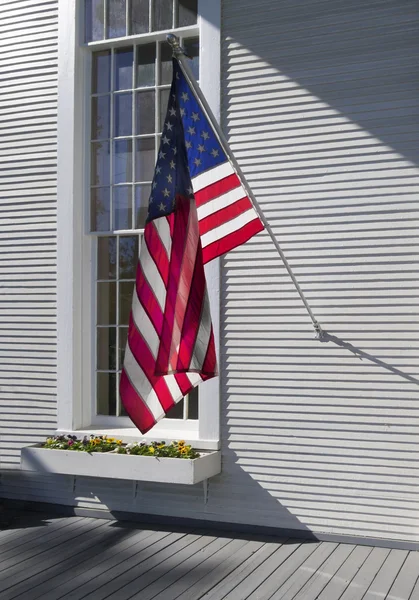 Bandera americana en el frente del edificio — Foto de Stock