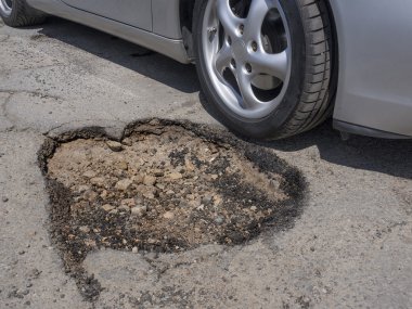 araba tekerlek kaçınarak büyük çukur