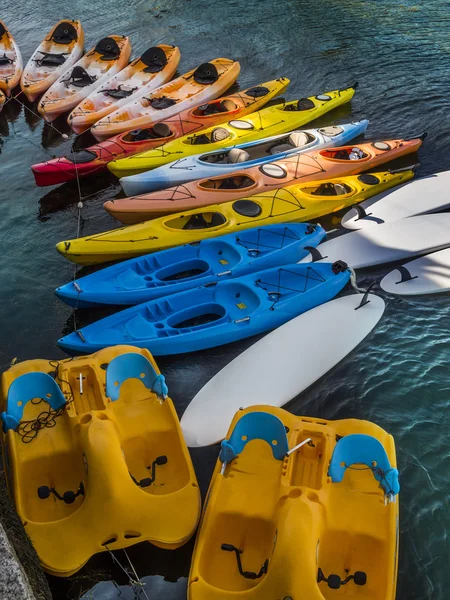 Caiaques coloridos e barcos a remos — Fotografia de Stock