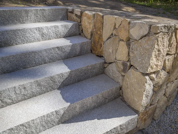 Granite steps and stone wall — Stock Photo, Image