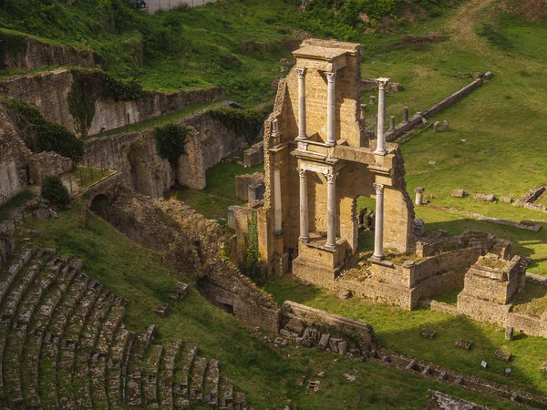 Zřícenina římského amfiteátru v voltera, Itálie — Stock fotografie